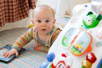 rebenok 2 mesyatsa igry i igrushki