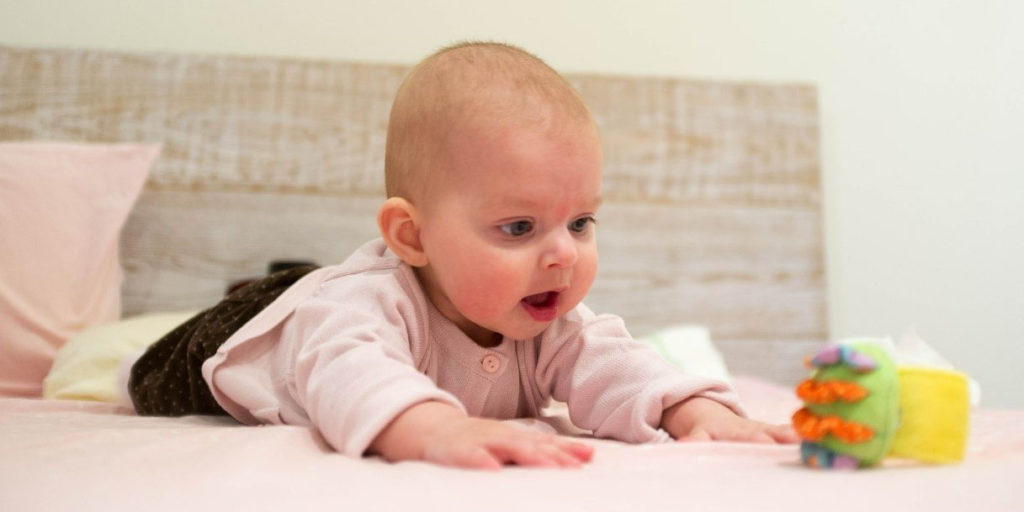 rebenok 3 mesyatsa igry i igrushki 1