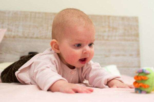 rebenok 3 mesyatsa igry i igrushki 1