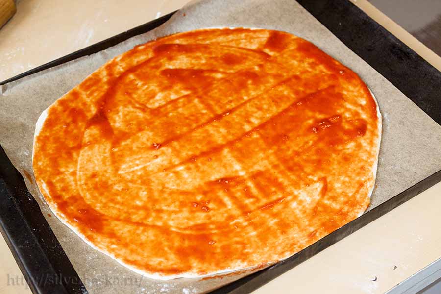 smazyvaem osnovu pitstsy tomatnym sousom