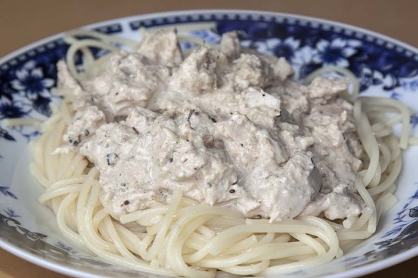 kurinaya grudka v slivochnom souse v s gretskimi orekhami