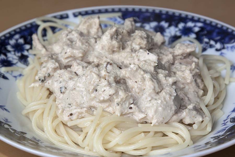 kurinaya grudka v slivochnom souse v s gretskimi orekhami