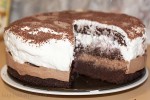 Шоколадный торт с вишней и сливками