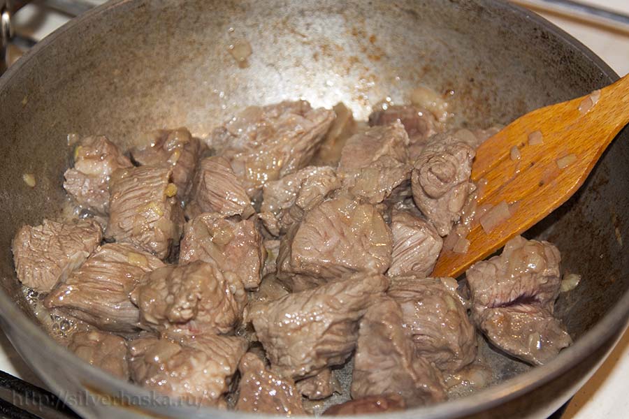 obzharennyy luk i govyadina v vengerskiy gulyash